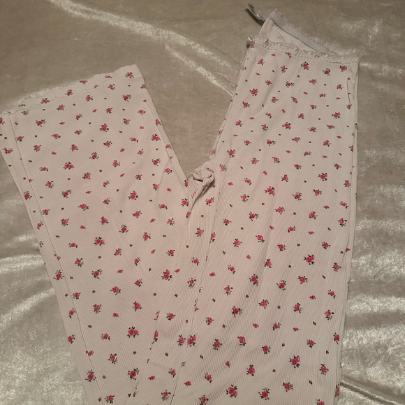 Skims soft lounge set. Top is a small bottoms are a medium - Picture 7 of 7